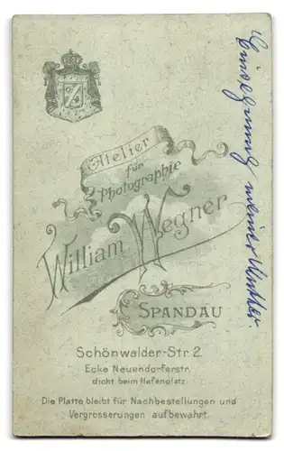 Fotografie William Wegner, Spandau, Schönwalderstr. 2, Portrait junge Frau im schwarzen Kleid bei ihrer Einsegnung