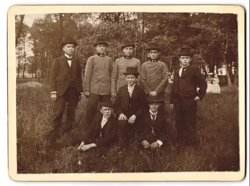Fotografie Fotograf und Ort unbekannt, Portrait junge Männer in Jäger Uniform posieren für ein Gruppenfoto