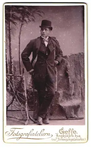 Fotografie Gefle, Angkökels hus, Jernvägsesplanaden, Portrait junger Mann im Anzug mit Zylinder und Gehstock