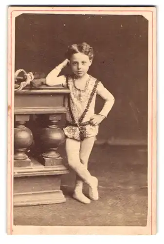 Fotografie Fotograf und Ort unbekannt, Portrait junger Knabe im Ballet Dress posiert im Atelier