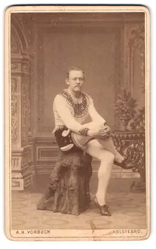 Fotografie A. H. Vorbeck, Holstebro, Mann im Ballet Dress posiert im Atelier