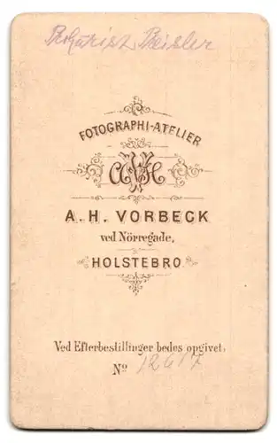 Fotografie A. H. Vorbeck, Holstebro, Mann im Ballet Dress posiert im Atelier
