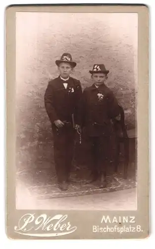 Fotografie P. Weber, Mainz, Bischofsplatz 8, Portrait zwei junge Knaben im Anzug zur Kommunion