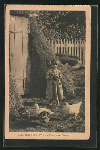 AK Russische Typen, Eine kleine Bäuerin mit ihren Hühnern