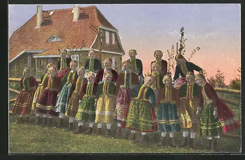 AK Hessische Trachten, Mädchen auf Wiese vor einem Haus