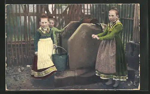AK Hessische Trachten, Hessenmädchen am Brunnen Wasser holend