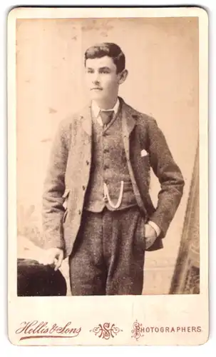Fotografie Hellis & Sons, London, 211 & 213 Regent Street, junger eleganter Mann mit Krawatte und Taschenuhr
