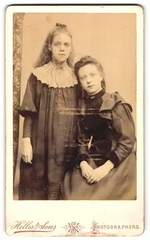 Fotografie Hellis & Sons, London, 211 & 213 Regent Street, Schwestern in vertrauter Pose