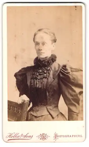 Fotografie Hellis & Sons, London, 211 & 213 Regent Street, fein gekleidete Frau mit Puffärmelkleid und Rüschenkragen
