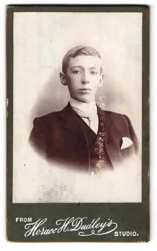 Fotografie Horace H. Dudleys, Worcester, 46 Broad St., gut angezogener Junge im Anzug mit Krawatte und Einstecktuch