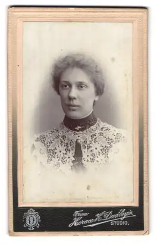 Fotografie Horace H. Dudleys, Worcester, 46 Broad St., junge gutaussehende Dame mit Spitzenkragen
