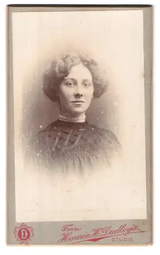 Fotografie Horace H. Dudleys, Worcester, 46 Broad St., elegante bürgerliche Frau mit Perlenkette
