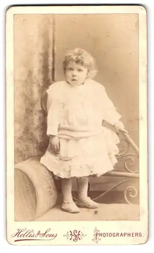 Fotografie Hellis & Sons, London, 211 & 213 Regent Street, kleines Mädchen im weissen Kleid