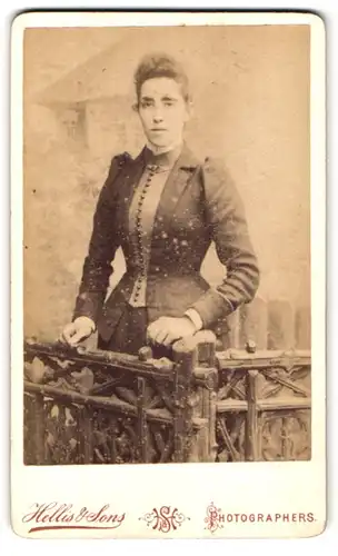 Fotografie Hellis & Sons, London, 211 & 213 Regent Street, junge gutaussehende Dame an einer Brüstung
