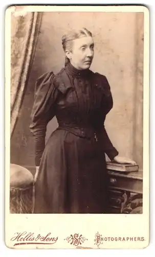 Fotografie Hellis & Sons, London, 211 & 213 Regent Street, feine Dame im schwarzen Kleid mit Buch in der Hand