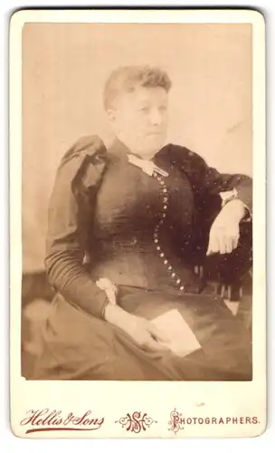 Fotografie Hellis & Sons, London, 211 & 213 Regent Street, gut angezogene bürgerliche Frau mit Brief in der Hand