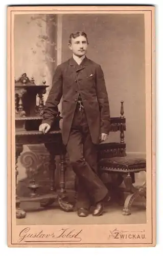 Fotografie Gustav Jobst, Zwickau, Äussere Schneebergerstrasse 20, Portrait junger Herr in modischer Kleidung