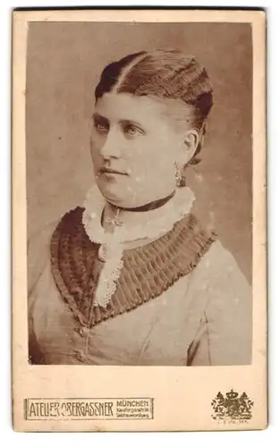 Fotografie M. Obergassner, München, Kaufingerstrasse 14, Portrait junge Dame mit Kragenbrosche und Kreuzkette