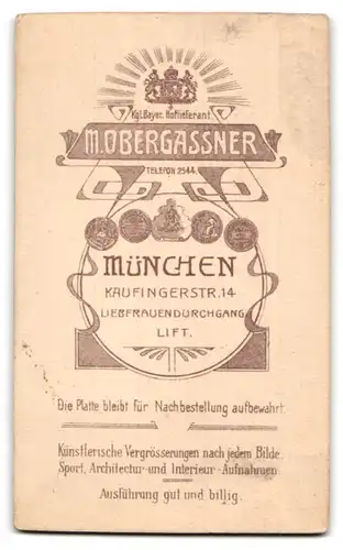 Fotografie M. Obergassner, München, Kaufingerstrasse 14, Portrait junge Dame mit Kragenbrosche und Kreuzkette