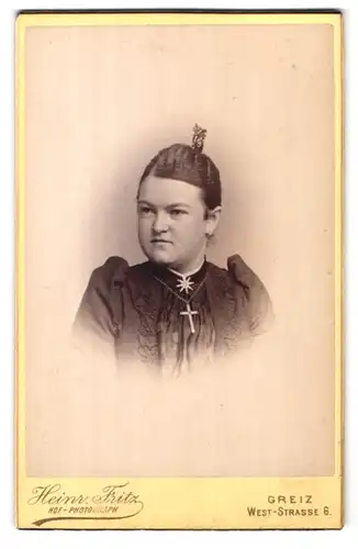 Fotografie Heinr. Fritz, Greiz, West-Strasse 6, Portrait junge Dame mit Kragenbrosche und Kreuzkette