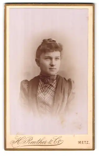 Fotografie H. Reuther & Co., Metz, Steinweg 4, Portrait junge Dame im Kleid mit Kragenbrosche