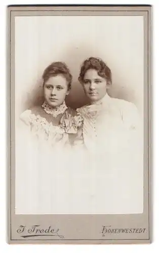 Fotografie J. Trede, Hohenwestedt, Portrait zwei junge Damen in hübscher Kleidung