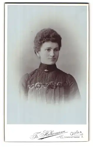 Fotografie Fr. Habermann, Gotha, Löwenstrasse 3, Portrait junge Dame im bestickten Kleid