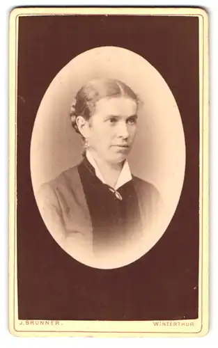 Fotografie J. Brunner, Winterthur, Niedergasse, Brustportrait junge Dame in modischer Kleidung