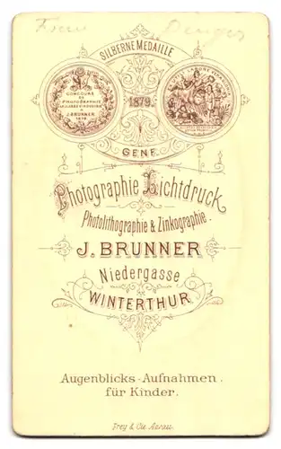 Fotografie J. Brunner, Winterthur, Niedergasse, Brustportrait junge Dame in modischer Kleidung