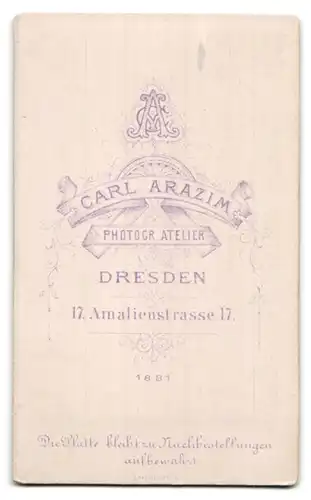 Fotografie Carl Arazim, Dresden, Amalienstrasse 17, Portrait junge Dame im Samtkleid mit Haarnetz