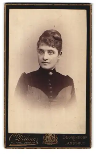 Fotografie C. Dittmar, Deggendorf, Portrait junge Dame mit Hochsteckfrisur