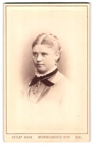 Fotografie Detlef Hahn, Kiel, Brunswieckerstrasse 14, Portrait hübsch gekleidete Dame mit Kreuzkette