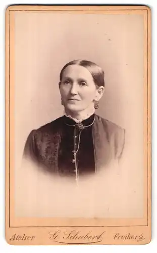 Fotografie G. Schubert, Freiberg, Fischerstrasse 29, Portrait ältere Dame mit Ohrringen und Kragenbrosche