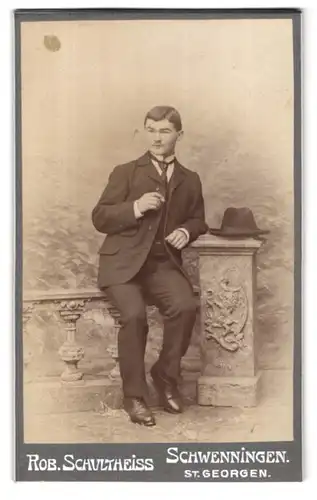 Fotografie Rob. Schultheiss, Schwenningen, Portrait junger Mann im Anzug mit Zigarette
