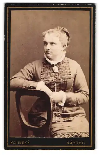 Fotografie Kolinsky, Nachod, Portrait junge Dame in hübscher Kleidung