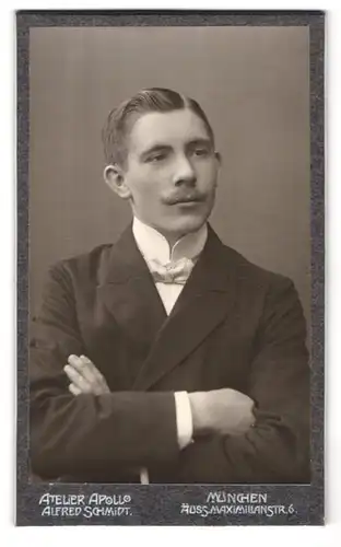 Fotografie Alfred Schmidt, München, Maximilianstrasse 6, Portrait eleganter Herr mit Moustache und verschränkten Armen