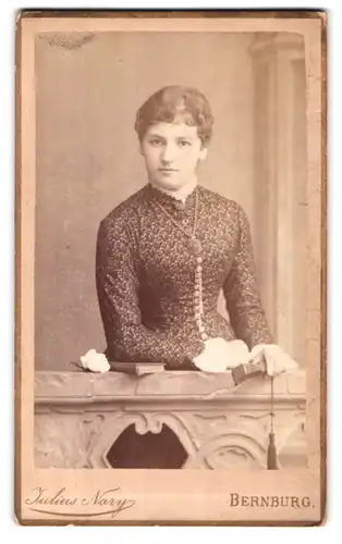 Fotografie Julius Nary, Bernburg, Carlsplatz 29, Portrait hübsch gekleidete Dame mit Fächer