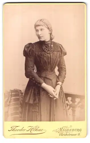 Fotografie Theodor Höhne, Magdeburg, Ullrichstrasse 18, Portrait hübsch gekleidete Dame mit Halskette