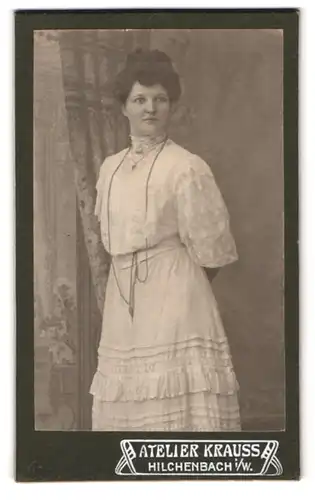 Fotografie Atelier Krauss, Hilchenbach i /W., Portrait junge Dame in weisser Kleidung