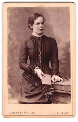 Fotografie Johannes Schulze, Breslau, Matthias-Platz 13, Portrait modisch gekleidete Dame mit einem Buch