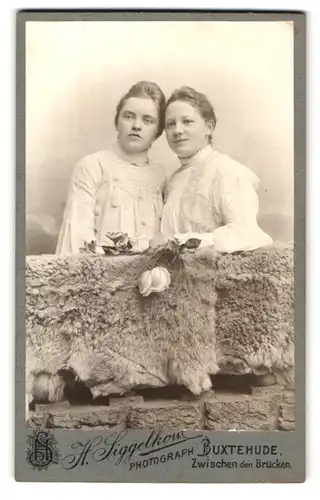Fotografie H. Siggelkow, Buxtehude, Zwischen den Brücken, Portrait zwei weiss gekleidete Damen mit Blumen