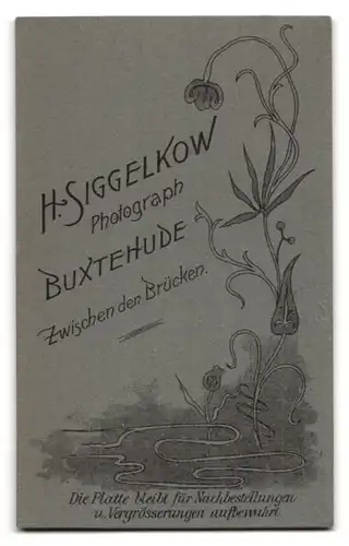 Fotografie H. Siggelkow, Buxtehude, Zwischen den Brücken, Portrait zwei weiss gekleidete Damen mit Blumen