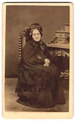 Fotografie H. Gagel & Sohn, Würzburg, Semmelstrasse 47, Portrait ältere Dame in hübscher Kleidung