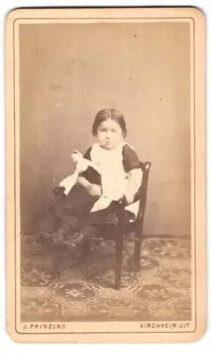 Fotografie J. Prinzing, Kirchheim u /T., Portrait kleines Mädchen im Kleid mit Puppe