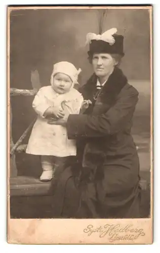 Fotografie Systr. Hedberg, Lysekil, Portrait bürgerliche Dame mit einem Kleinkind