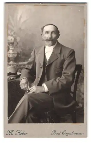 Fotografie M. Heber, Bad Oeynhausen, Portrait älterer Herr im Anzug mit Schnauzbart