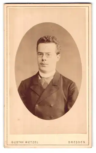 Fotografie Gustav Wetzel, Dresden, Prager-Strasse 6, Brustportrait modisch gekleideter Herr mit Zwicker