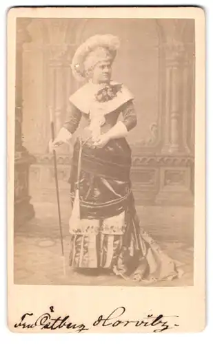 Fotografie unbekannter Fotograf und Ort, Portrait Schauspielerin Ostberg Horwitz im barockem Bühnenkostüm