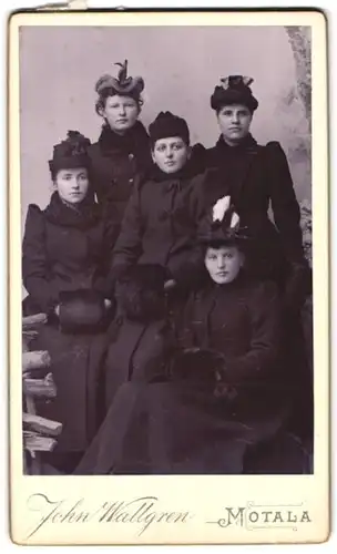 Fotografie John Wallgren, Motala, Portrait Frauen in modischen Wintermänteln mit Hüten