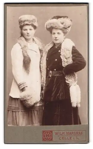 Fotografie Wilh. Margraf, Celle i.H., Portrait Frauen mit Pelzmützen